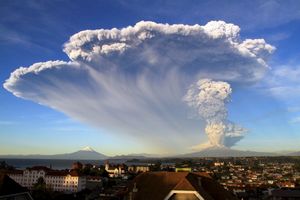 (VIDEO) CRVENA UZBUNA ZBOG VULKANA: Proradio posle 43 godine i dva puta eruptirao