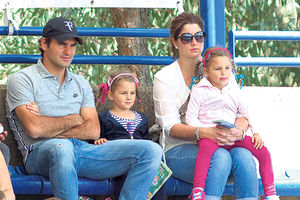 NEĆE DA JE UČI TENISU: Mala Mila ne sluša tatu Federera