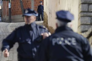 RAFALI U PRIŠTINI PORED HOLANDSKE AMBASADE: Policija tvrdi da nije reč o terorizmu