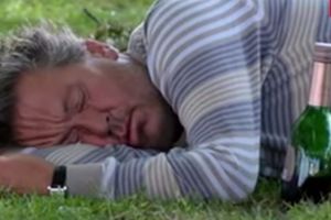 (VIDEO) OSTAO BEZ IČEGA: Bivši reprezentativac Engleske u parku hoće da se ubije od pića