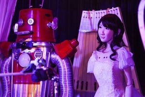 (FOTO) DOK NAM SE BATERIJA NE ISTROŠI: Venčala se dva robota u Japanu