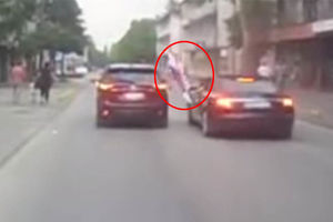 (VIDEO) SKANDAL U FEDERACIJI BIH: Policajci okrenuli glavu dok su vandali cepali hrvatsku zastavu