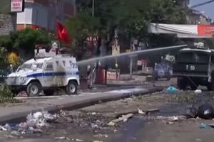 (VIDEO) HAOS U ISTANBULU: Ubijen jedan policajac, uhapšeno 600 demonstranata!