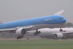 PUTNICI SU MOLILI BOGA: Pilot KLM-a sletao je kroz oluju, krilo boinga 777 je umalo lupilo u zemlju!