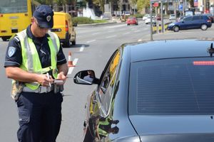 ZA DAN 851 KAZNA: Policija kontroliše skupe automobile