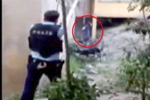 (UZNEMIRUJUĆI VIDEO) 2 LEVIČARKE NAPALE KONZULAT SAD: Snimljeno kako policajac puca u gerilku
