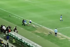 (VIDEO) ŽESTOK SUDAR: Fudbaler Palmeirasa polomio ruku bivšem treneru Reala
