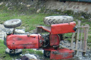 NESREĆA KOD TAKOVA: Sleteo traktorom u potok i poginuo
