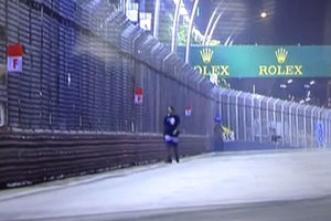 (VIDEO) DOK SU BOLIDI VOZILI 300 KM/H: Navijač se šetao stazom tokom trke u Singapuru?!