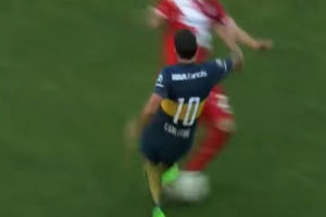 (UZNEMIRUJUĆI VIDEO) Pogledajte kako je Tevez slomio nogu protivničkom igraču