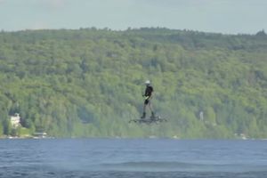 (VIDEO) DA, MOGUĆE JE: Kanađanin iznad jezera leteo na skejtu!