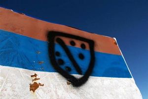 (FOTO) INCIDENT NA MAGLIĆU: Oskrnavljena zastava RS, prelepili je zastavom BiH!