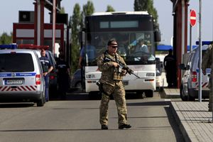 NAORUŽAN KRENUO U SRBIJU: Austrijanac sa dva pištolja i mecima uhapšen u Mađarskoj!