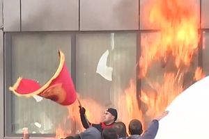 (VIDEO) LETELI MOLOTOVLJEVI KOKTELI U PRIŠTINI Pogledajte kako su demonstranti zapalili zgradu vlade