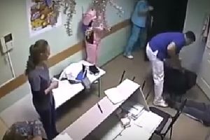 (VIDEO) ŠOKANTNI SNIMAK: Doktor udario pacijenta u glavu koji je kasnije i preminuo!