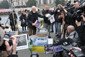 (KURIR TV) MEHANIČKI RAD ILI AUTORSKO DELO: Pogledajte protest fotografa ispred Skupštine