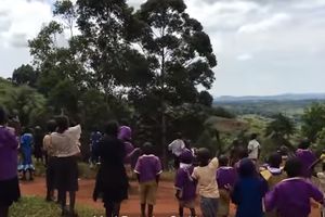 (VIDEO) RADOSTI NIKAD KRAJA: Ovako su deca Ugande reagovala kada su prvi put videla dron
