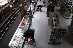 HOLIVUDSKA PLJAČKA ORUŽJA: Banda za 1 minut ukrala gomilu naoružanja iz prodavnice u Teksasu