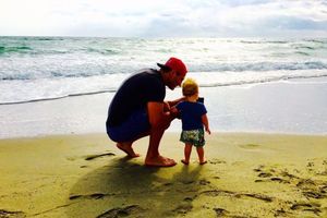 (FOTO) SLIKA KOJA JE DIRNULA SVET: Vladimir Kličko uživa sa ćerkom i verenicom na plaži
