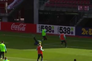(VIDEO) HOLANDIJA U ČUDU: Huntelar na treningu slomio nos saigraču!