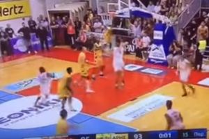 (VIDEO) APSOLUTNO NEVEROVATNO: Pogledajte kako se američki košarkaš zbunio i dao odlučujući autokoš