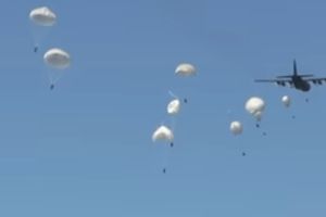 (VIDEO) UMALO DA POGINE NA NATO MANEVRIMA: Vojniku se nije otvorio padobran, evo kako se spasao!