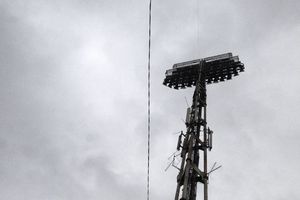 UZBUNA NA UŽIČKOM STADIONU: Pijani mladić se popeo na vrh reflektora visokog 35 metara!