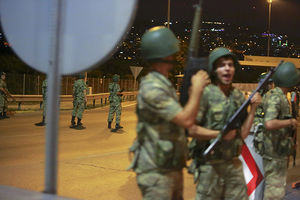 LOV NA ERDOGANA, DRŽAVNI VRH POHAPŠEN: Vojska upala u predsedničku palatu u Istanbulu!