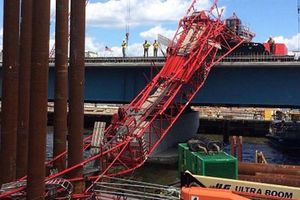 HAOS U NJUJORKU: Kran se srušio na most!