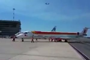 (VIDEO) BIZARNA SCENA: Aerodromski radnici pogurali 36 tona težak avion do piste