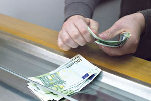 BLAGO POSLANICIMA: Mesečna plata 1.880 evra, plus 100 evra svaki put kad dođu na posao!