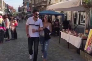 (VIDEO) UHVAĆENI ZAGRLJENI: Brankica Sebastijanović i Milan Vasić nasmejani šetaju Vranjem!