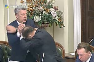 (VIDEO) PESNICOM PRAVO U GLAVU: Desničar Ljaško dobio batine usred ukrajinskog parlamenta