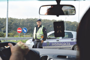 BEZBEDNOST DECE NA PRVOM MESTU: Policija kontroliše autobuse i vozače pred polazak na EKSKURZIJU