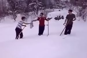 (VIDEO) PA OVO JE HIT: Ovako izgleda kosidba po snegu!