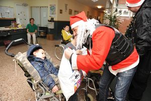 (KURIR TV) HUMANO: Bajkeri Deda Mrazevi vratili deci osmeh na lice