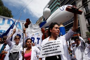 HAOS U ARGENTINI, ŠKOLE ZATVORENE: Evo zašto na HILJADE nastavnika obučenih u belo maršira ulicama