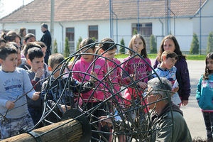 (FOTO) MALIŠANI ZA PRIMER: Učenici iz Čačka obnovili gnezda belim rodama