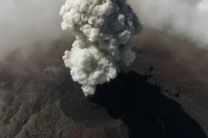 (VIDEO) SMRTONOSNI OBLAK: Erupcija vulkana prvi put snimljena izbliza