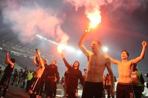(KURIR TV) VATRENO ISPOD JUGA: Pogledajte slavlje fudbalera Partizana i Grobara na Marakani