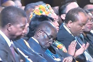 URNEBESNO: Mugabe ne spava, on odmara oči!