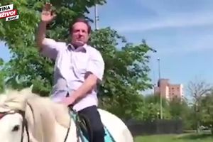(KURIR TV) SERĐO LEONE BI MU POZAVIDEO: Bogoljub Karić na belom konju jezdi kroz grad