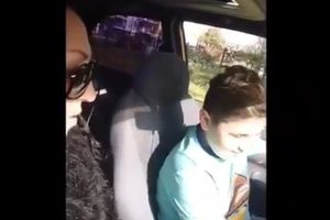 (VIDEO) BRUTALNE METODE: Majka učila maloletnog sina da vozi i iznervirala sve na internetu!