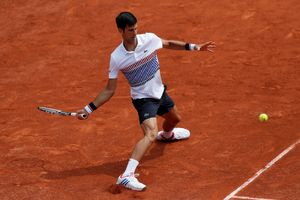 (FOTO) ĐOKOVIĆ SA NOVIM IMIDŽOM NA ROLAN GAROSU: Francuzi oduševljeni izgledom srpskog tenisera