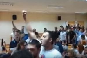 (VIDEO) PREKINUTA TRIBINA NA FPN: Studenti uz pesmu Oj, Kosovo, Kosovo isterali Žene u crnom