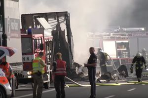 (VIDEO) STRAVIČNA SAOBRAĆAJNA NESREĆA U NEMAČKOJ: 18 putnika autobusa živo izgorelo!