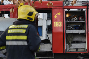 GORELO U BORČI, PLANUO KROV FABRIKE TIHOS: Požar izbio kad je peć zapalila pregradni zid!