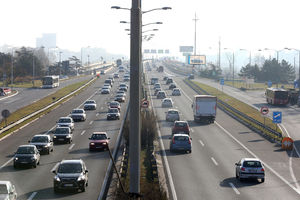 OPREZNO ZA VOLANOM: Saobraćaj širom Srbije umeren, gužve na prelazu Gostun
