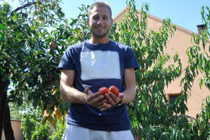 BAŠ MU JE RODILO: Nikoli iz Kikinde paradajz doneo novac za završetak fakulteta