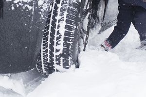VOZAČI, OPREZ: Sneg i snežni nanosi usporavaju saobraćaj, kolovozi mokri i klizavi